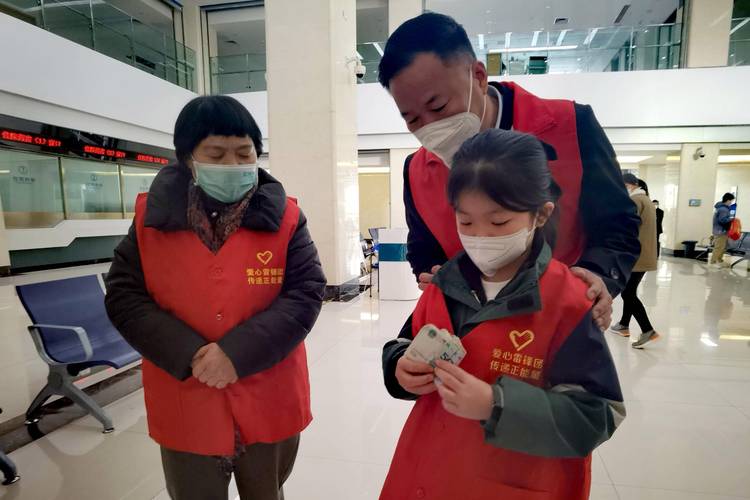 爱心假发来源多样，由热心人士捐献及企业助力制成